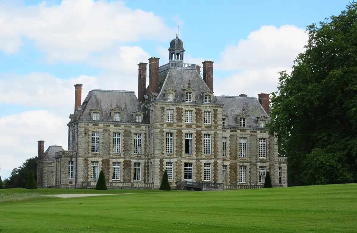 Castles of the Loire Valley: A Regional Guide to Châteaux and Royal Palaces