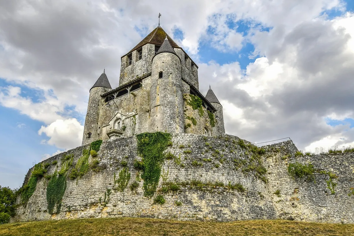Fortresses vs. Castles: Understanding the Military Architecture Divide